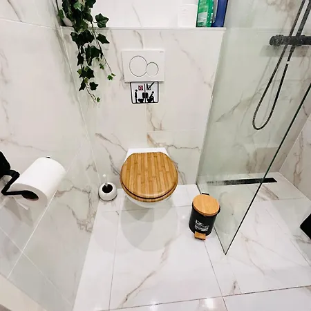 Entire House Next To Metro Station 아파트