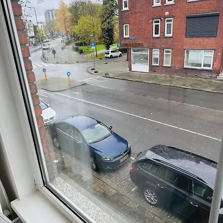 Entire House Next To Metro Station Apartment *