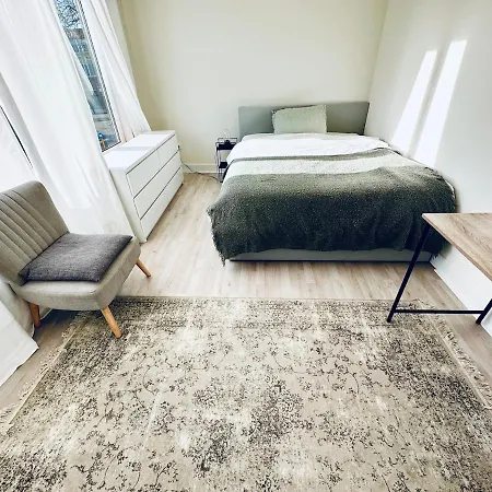 Apartment Entire House Next To Metro Station