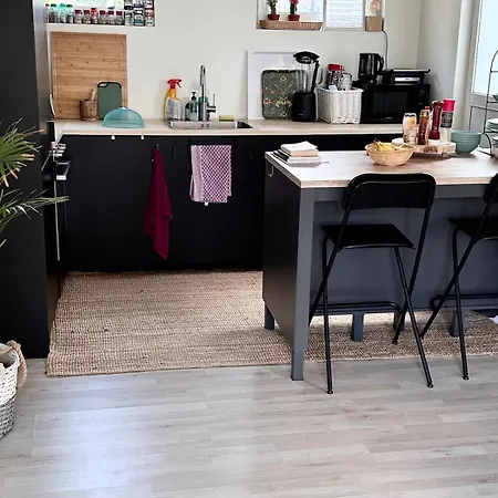 아파트 Entire House Next To Metro Station