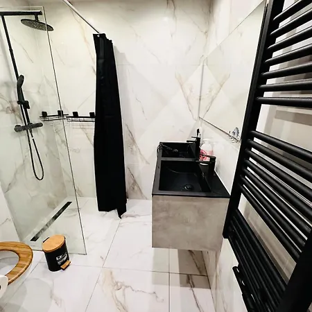 Entire House Next To Metro Station 로테르담