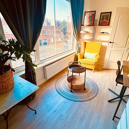 Entire House Next To Metro Station Apartment *