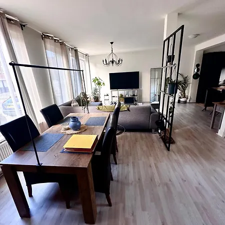 Apartment Entire House Next To Metro Station *