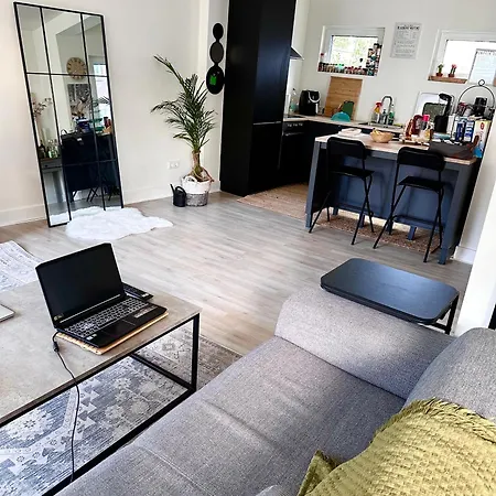 Apartment Entire House Next To Metro Station *