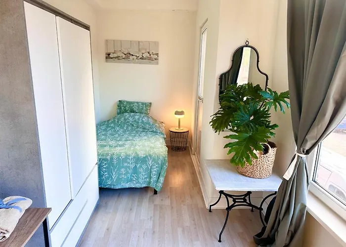 Appartement Entire House Next To Metro Station *