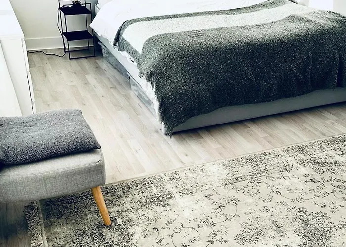 Entire House Next To Metro Station *