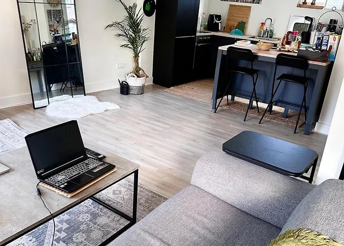 Entire House Next To Metro Station *