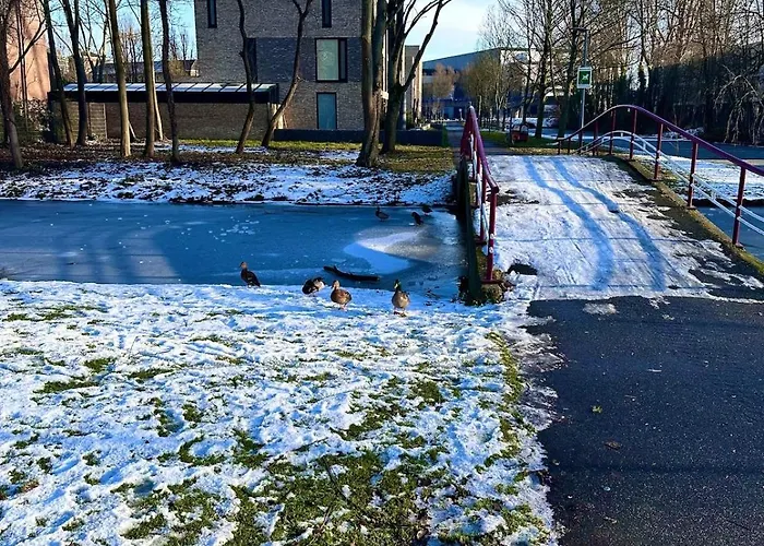 Entire House Next To Metro Station Appartement