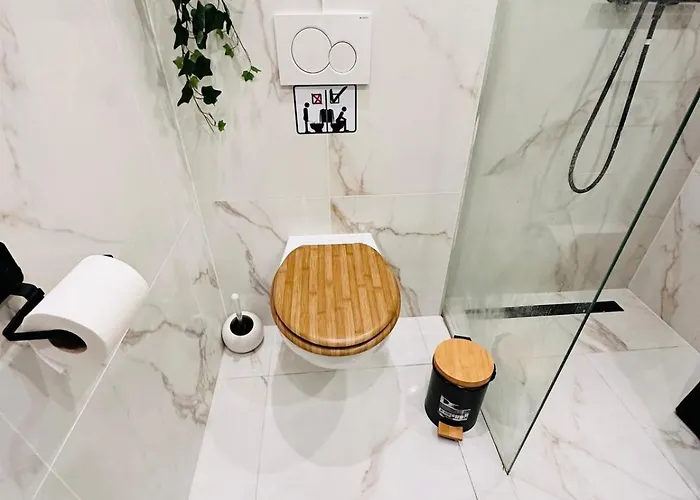 Entire House Next To Metro Station 公寓