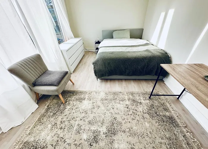 公寓 Entire House Next To Metro Station